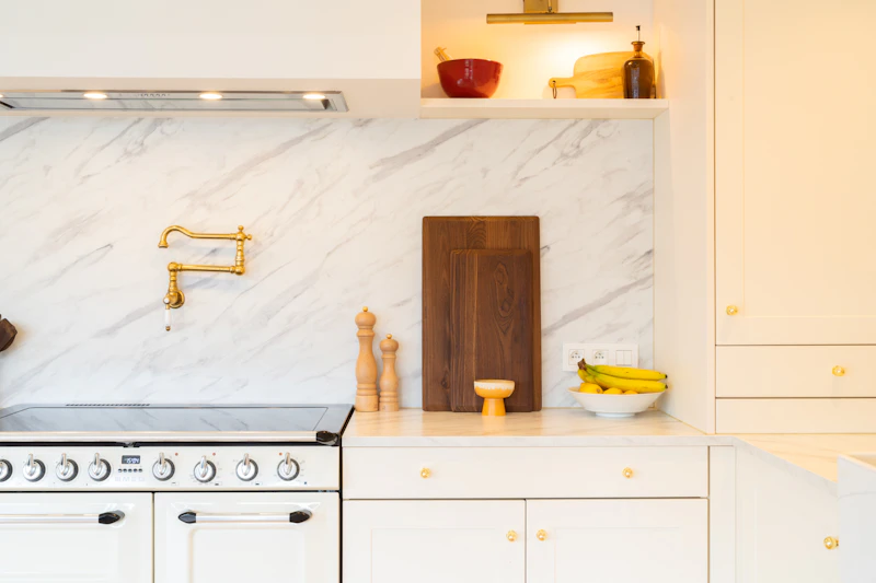 Kaderdeur met gouden handgreep