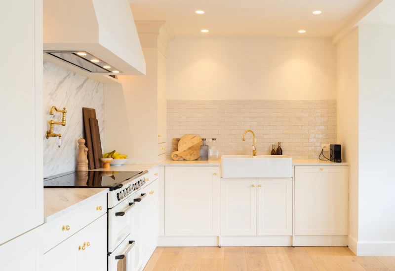 Landelijke keuken met porseleinen spoelbak