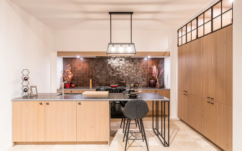 Landelijk moderne keuken met smeedijzeren glaskast