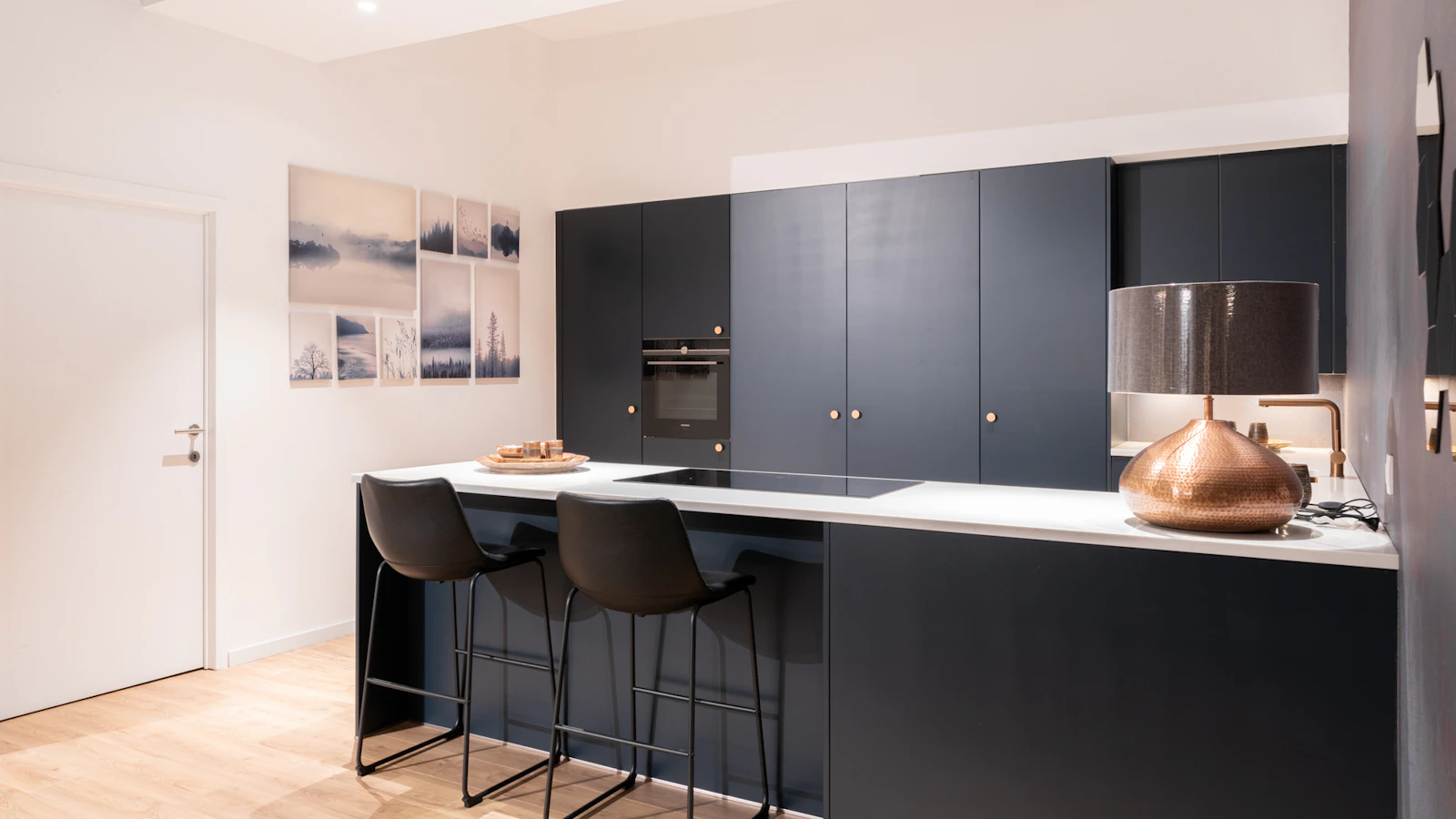 Blauwe moderne keuken met koper accenten