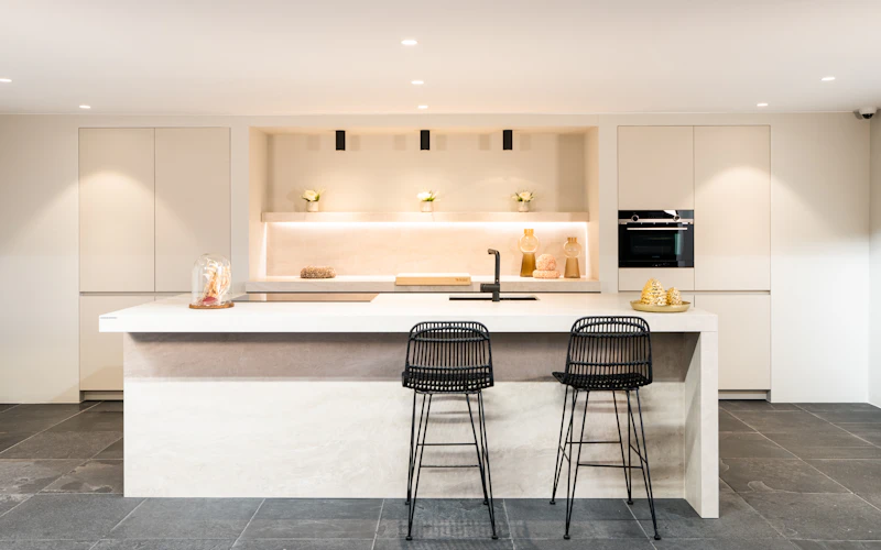 Japandi keuken met gezellig zitgedeelte