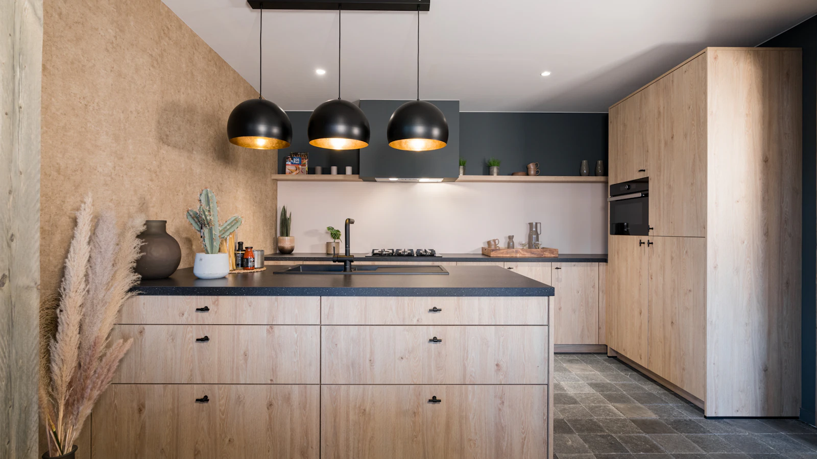 Landelijke moderne keuken met zwart laminaten blad