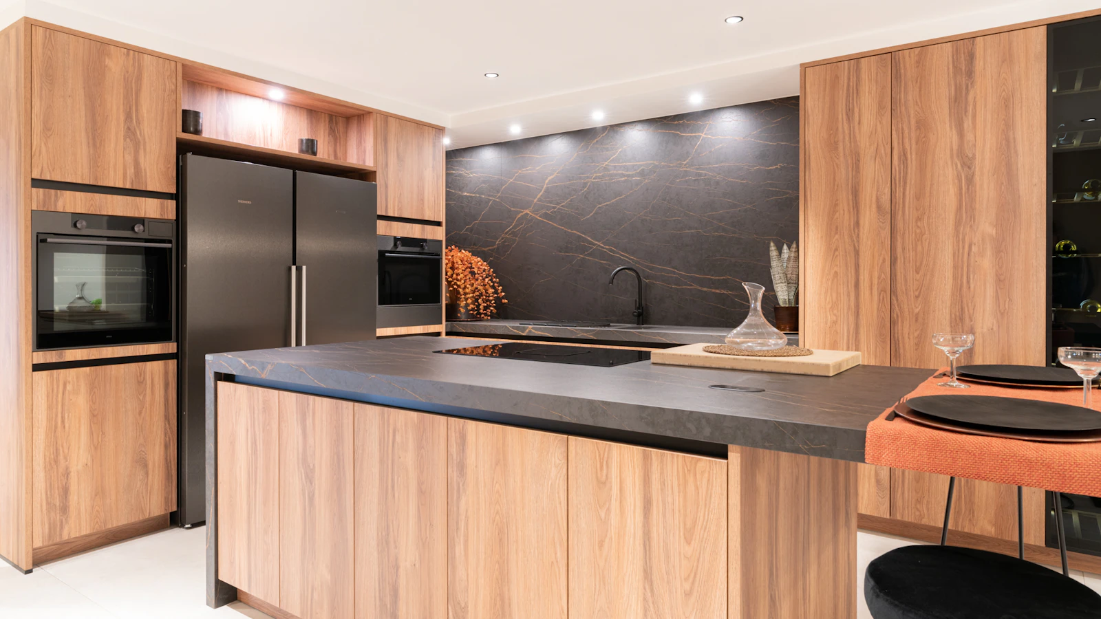 Warme keuken met ingebouwde Amerikaanse koelkast