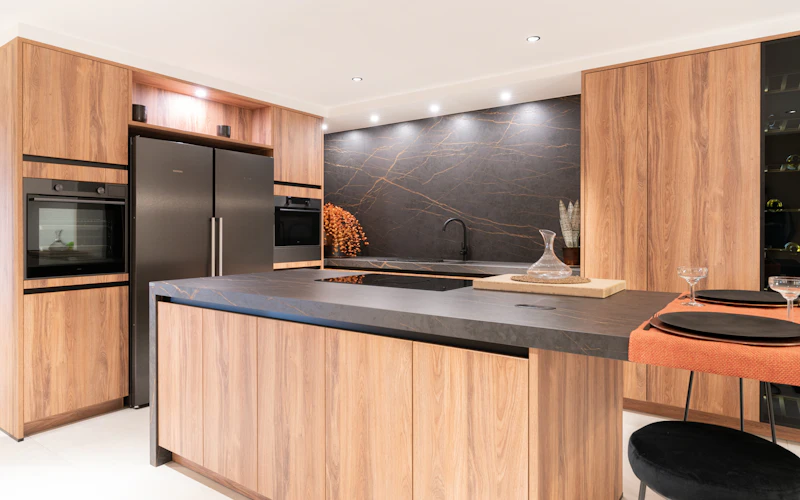 Warme keuken met ingebouwde Amerikaanse koelkast