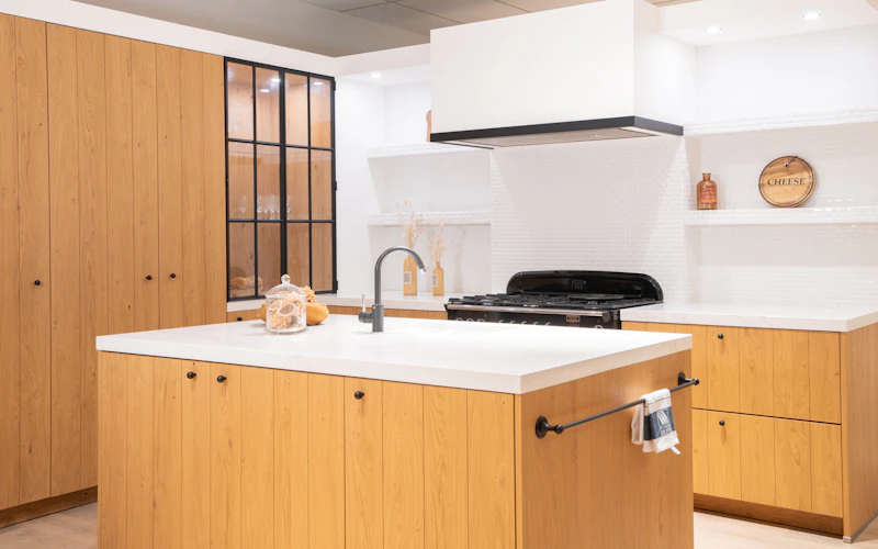 Landelijke keuken met smeedijzeren staalramen