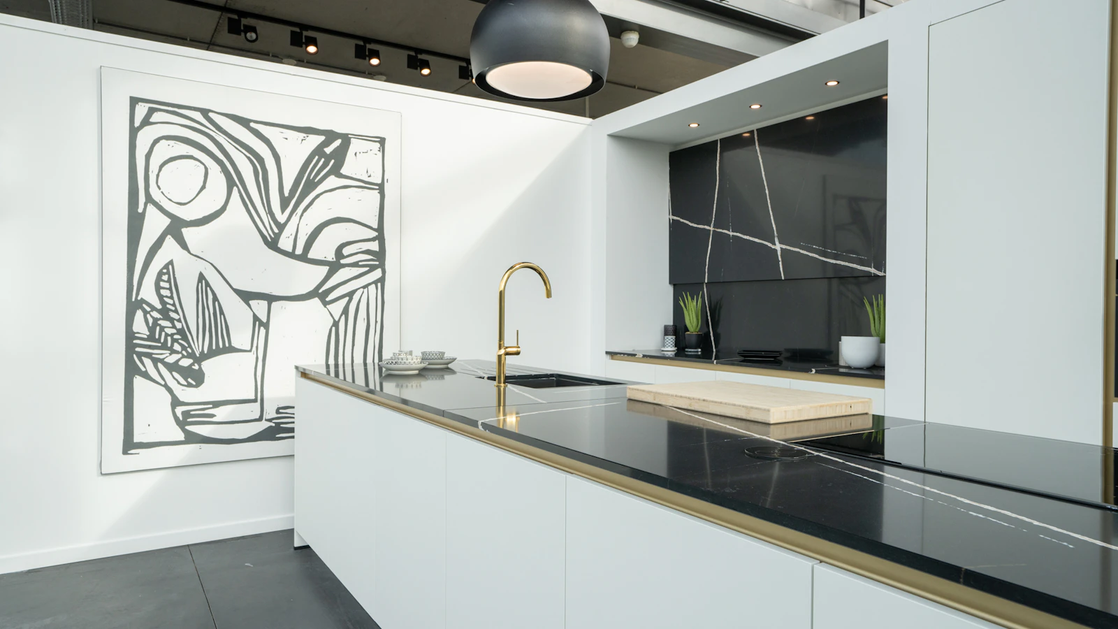 Moderne zwart-witte keuken met goudaccenten
