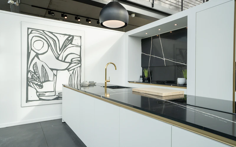 Moderne zwart-witte keuken met goudaccenten