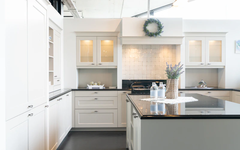 Klassieke keuken met graniet keukenblad