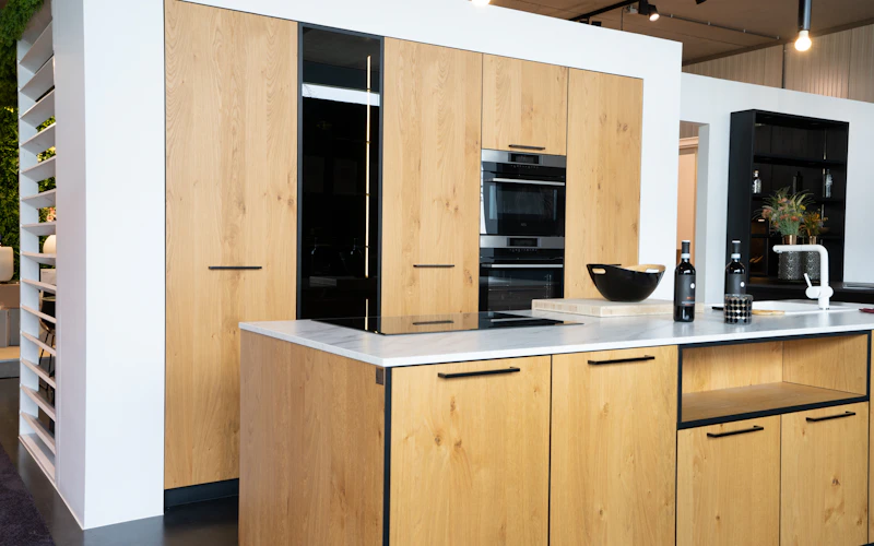 Eigentijdse fineer keuken met zwart randje