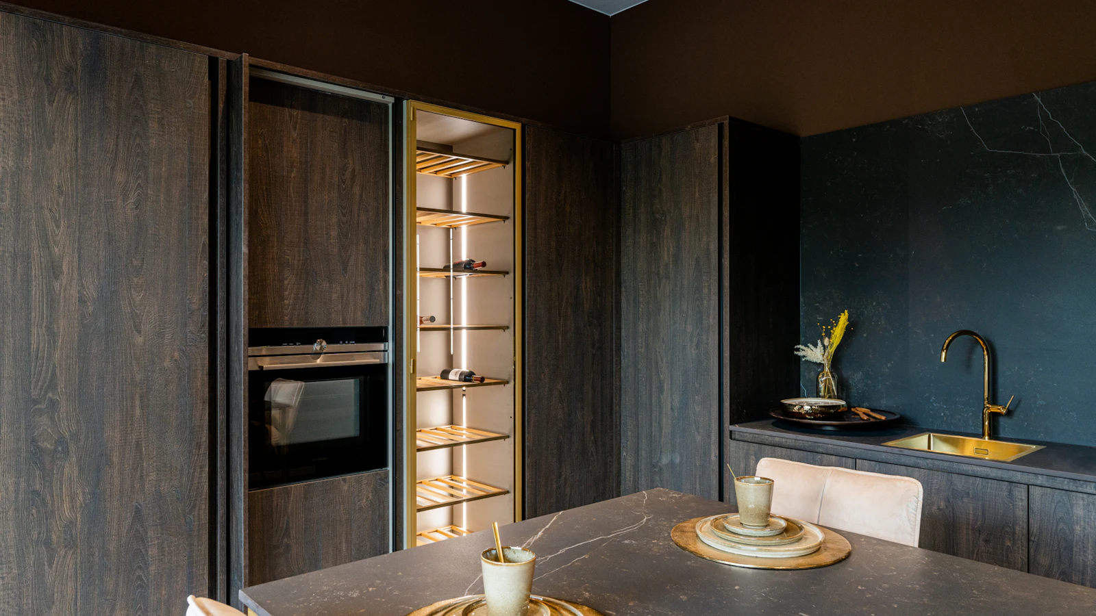 Moderne keuken met gouden accenten