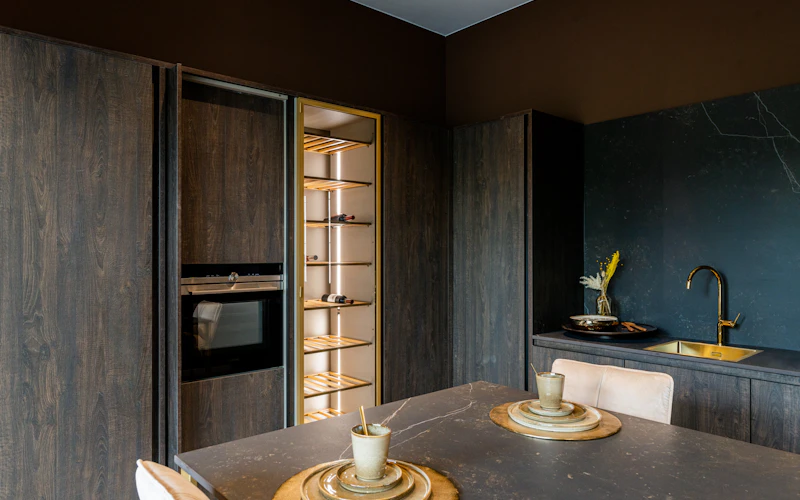 Moderne keuken met gouden accenten