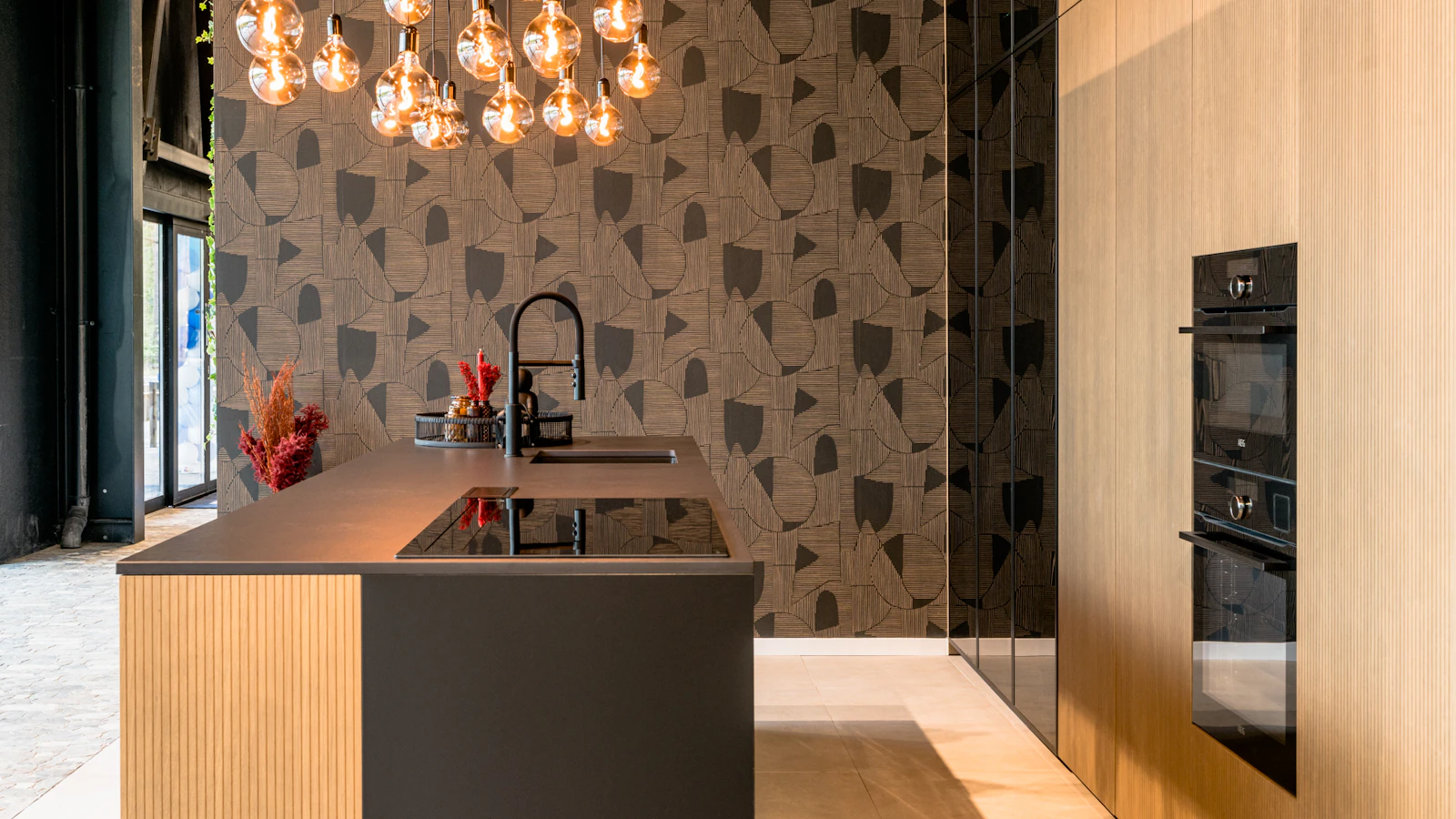 Japandi keuken met zwarte glaskasten