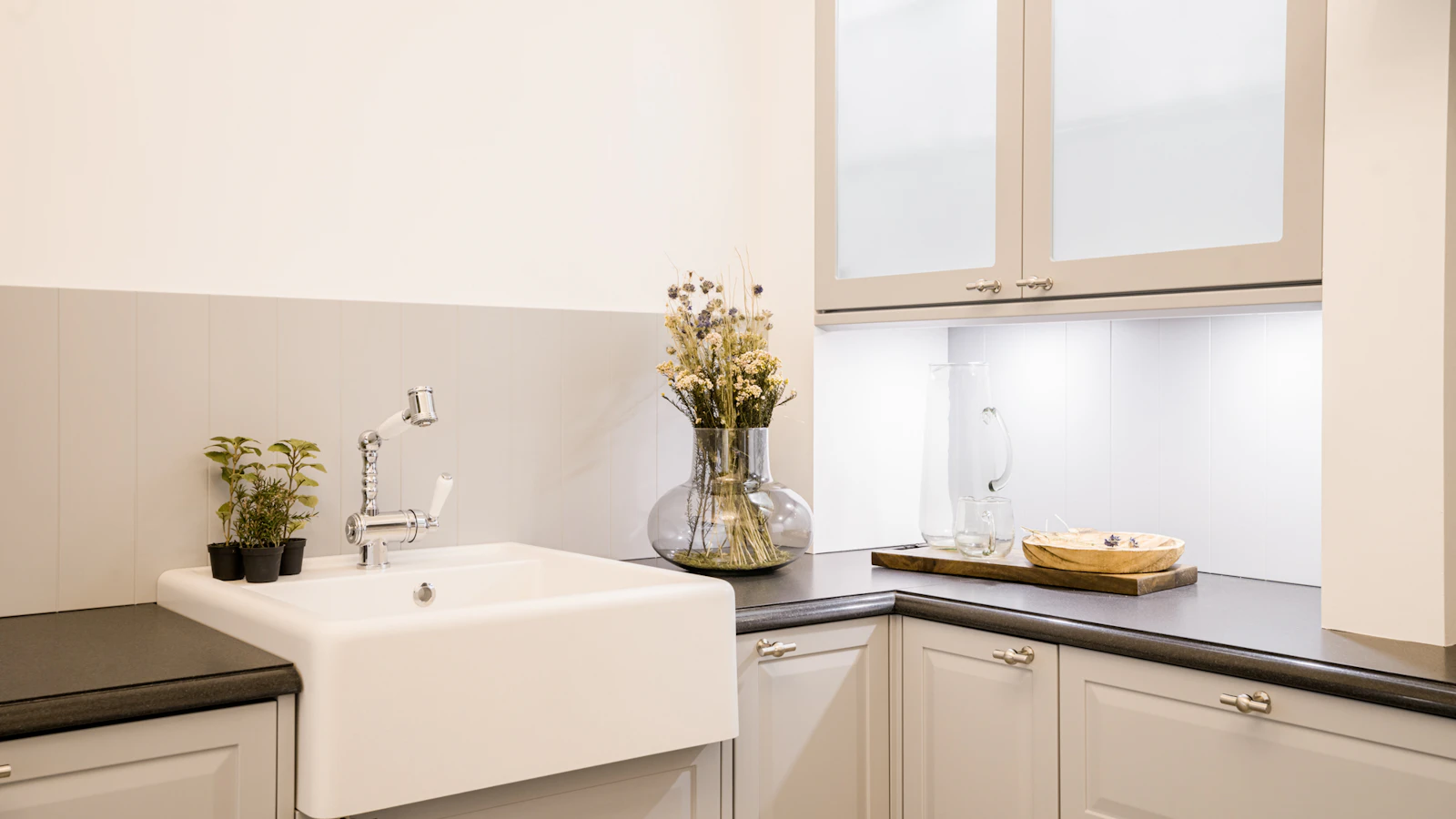 Landelijke keuken met strak schouwelement