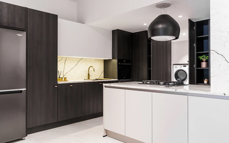 Moderne keuken met doorloopdeur naar washok