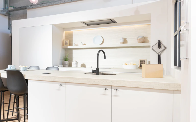 Moderne keuken met opgedikt keramiek keukenblad