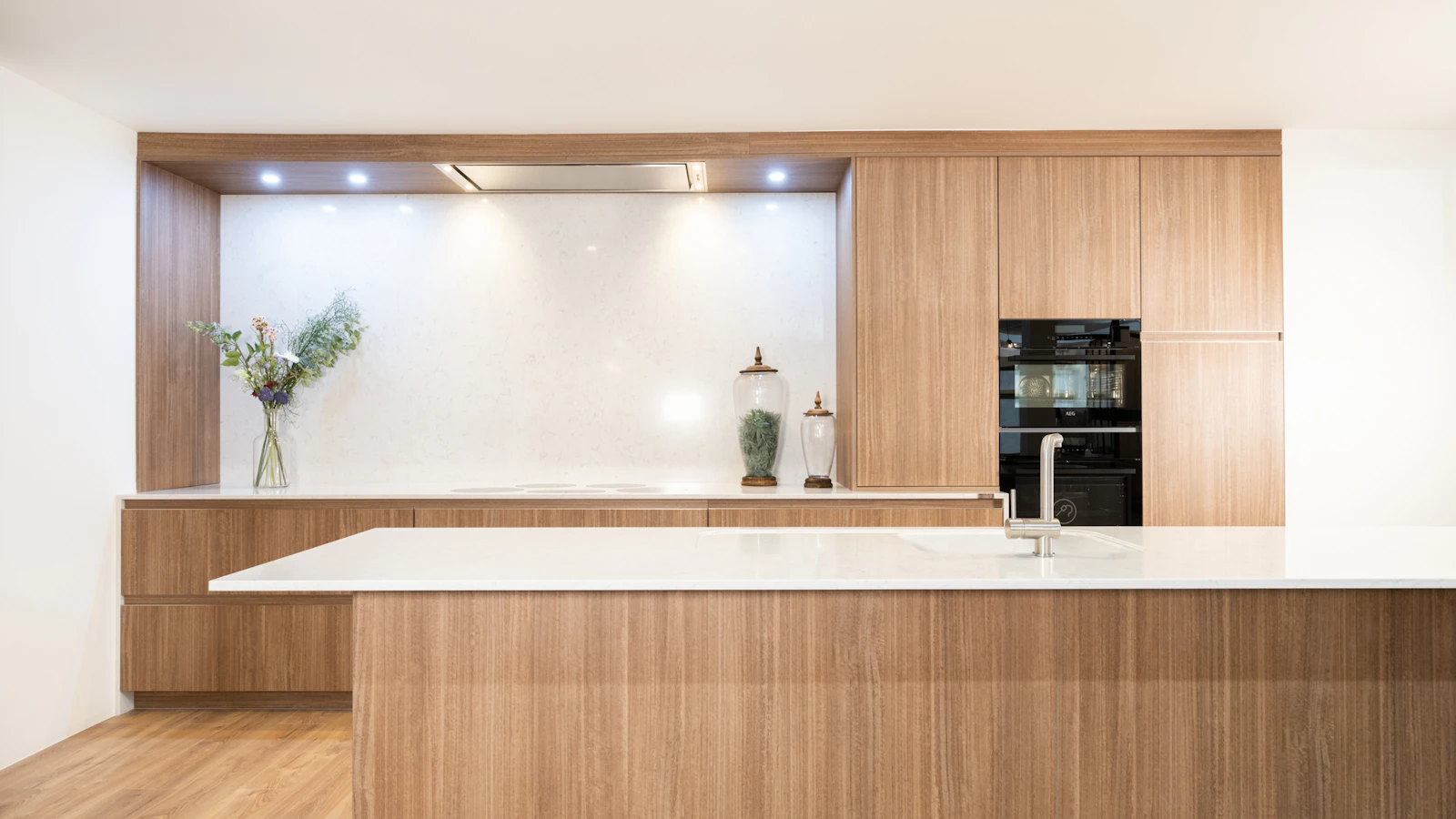 Moderne keuken in laminaat houtstructuur