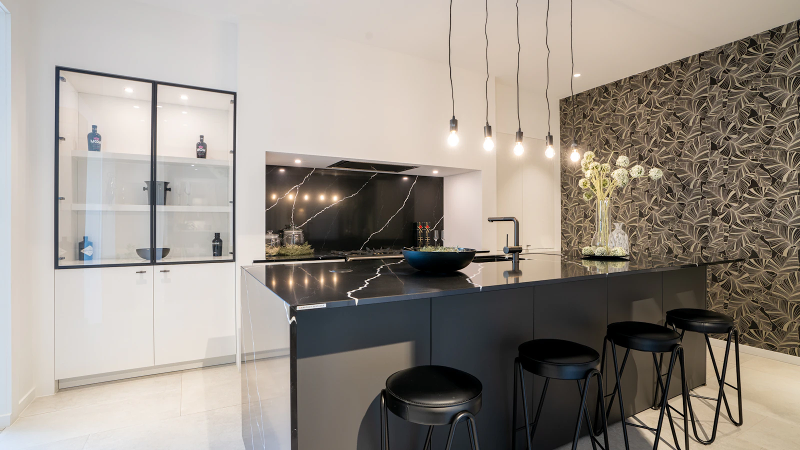Moderne zwart witte keuken met eiland in composiet