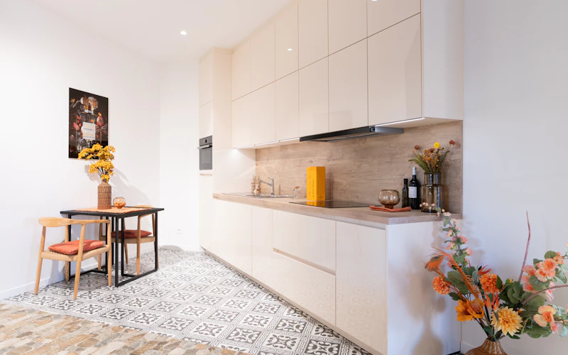 Moderne en compacte keuken in hoogglans