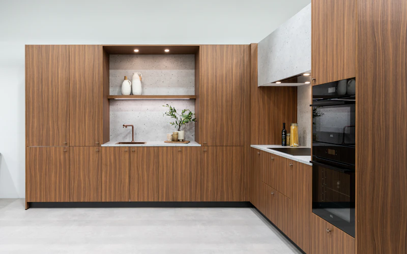 Moderne L-vormige keuken in Italian walnoot