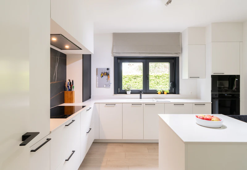 Moderne witte keuken