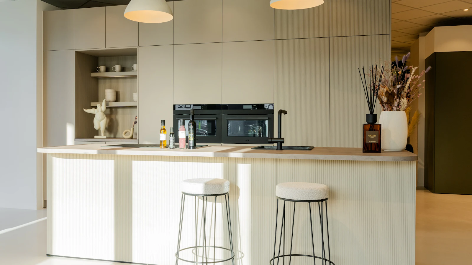 Japandi stijl keuken met lijntjesdeur