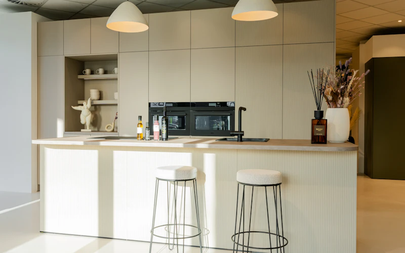 Japandi stijl keuken met lijntjesdeur