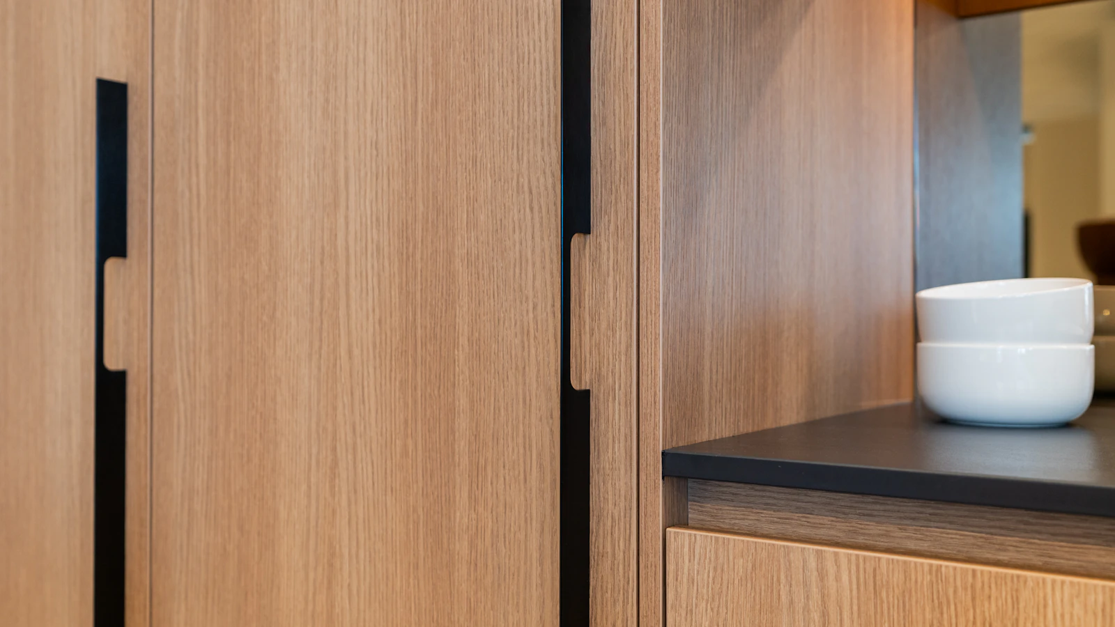 Lange verticale grepen in zwart