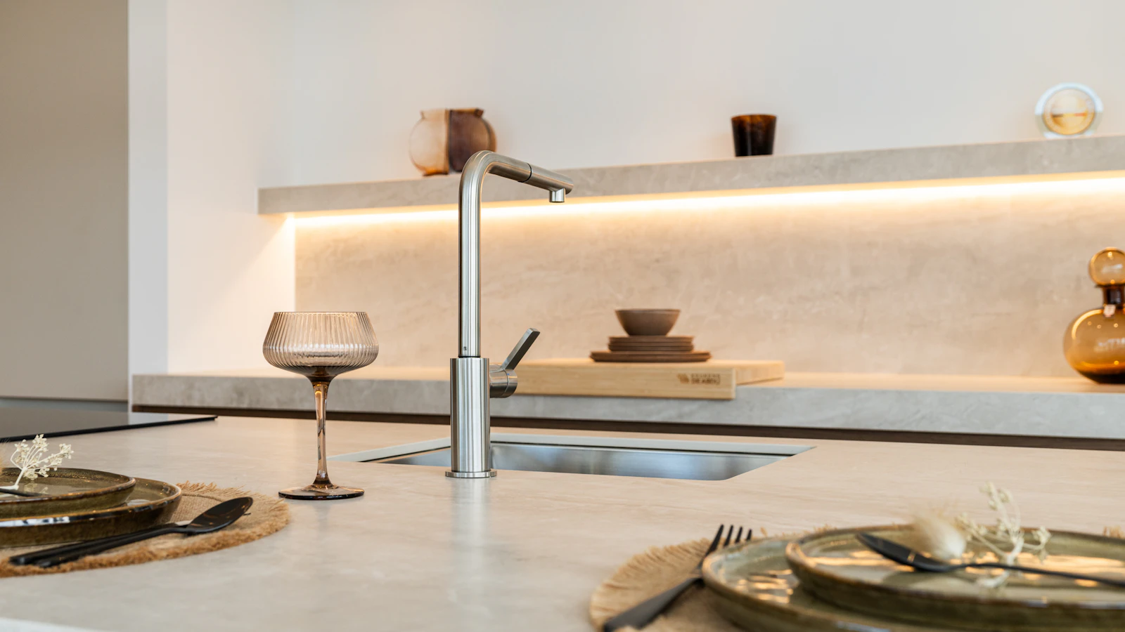 Ingefreesde ledstrip in stenen wandbord