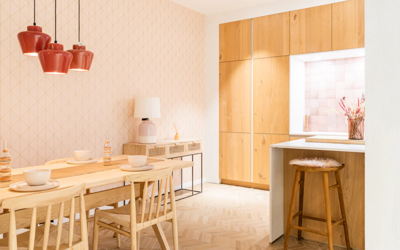 Fineer keuken met strak eiland en zitgedeelte