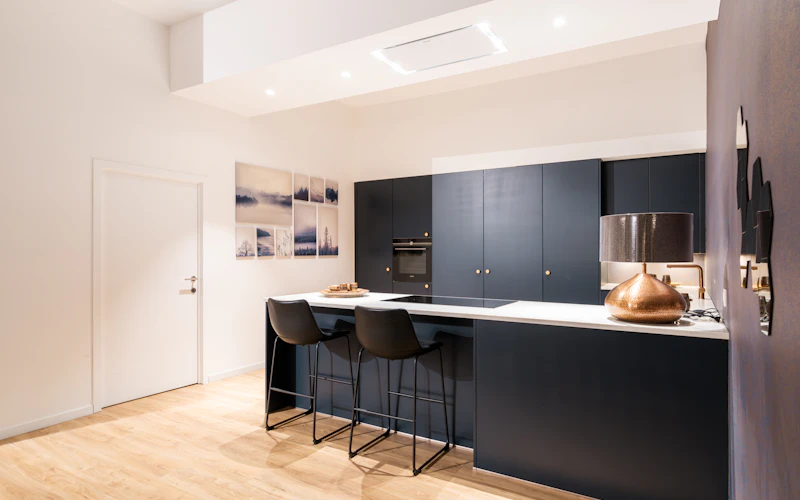 Blauwe moderne keuken met koper accenten