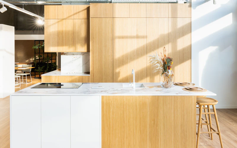 Ibiza keuken met gouden geaderd werkblad