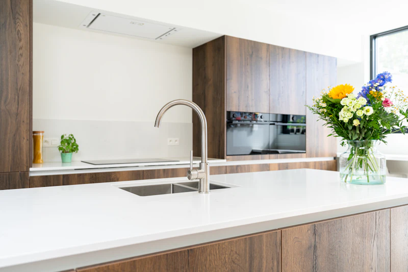 Eigentijdse keuken in houtstructuur