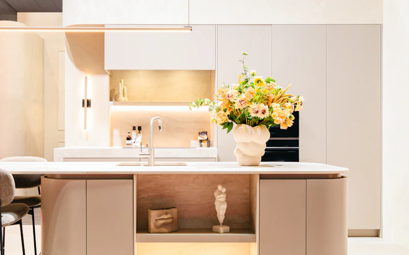 Moderne keuken met afgerond eiland